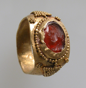 A gold Frankish ring featuring a carnelian/sard intaglio, dated to the 7th century C.E