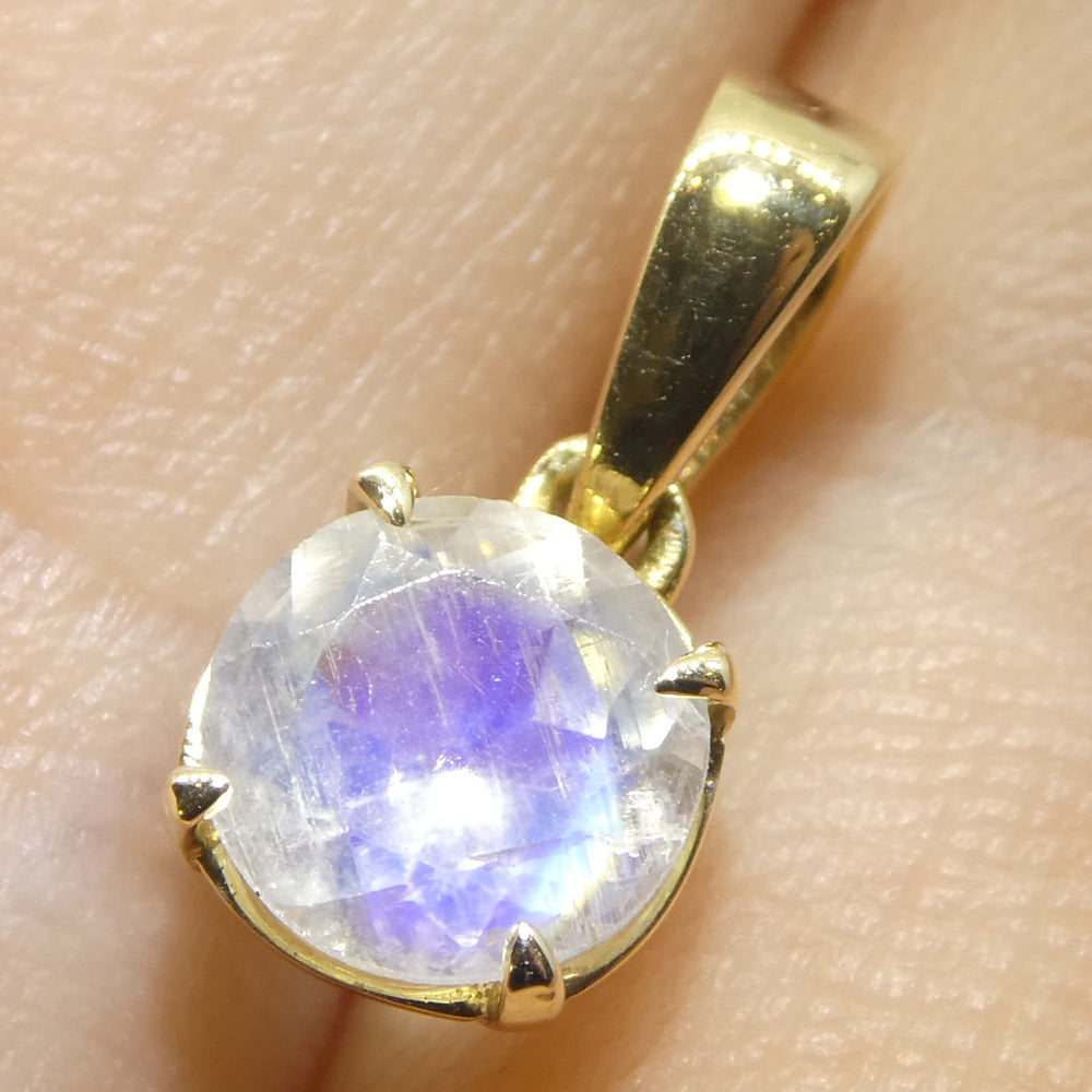 0.66ct Round Rainbow Moonstone Pendant set in 14k Yellow Gold