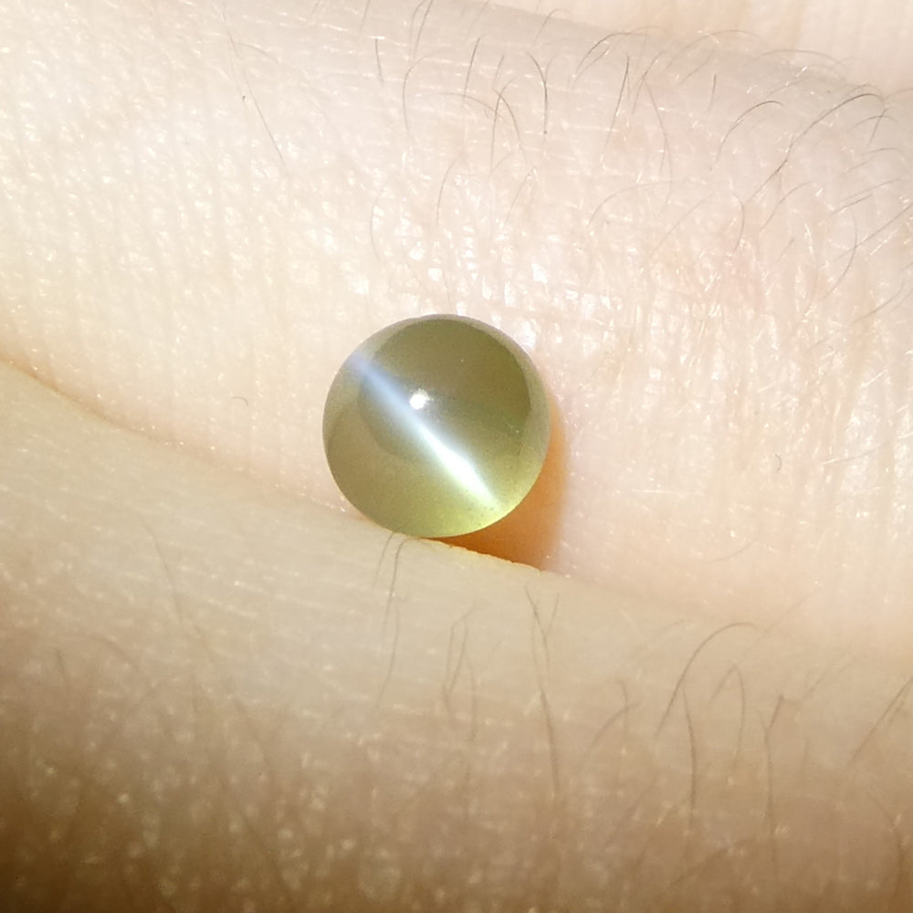 0.94ct Round Cabochon Yellowish Green to Pink-Purple Cat's Eye Alexandrite from India - Skyjems Wholesale Gemstones